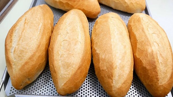 Bánh mì là món ăn quen thuộc của ẩm thực Việt