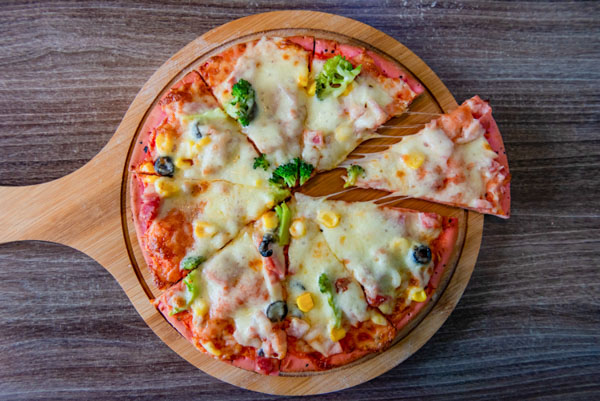 Thêm phô mai đặc biệt tạo vị ngon cho bánh pizza