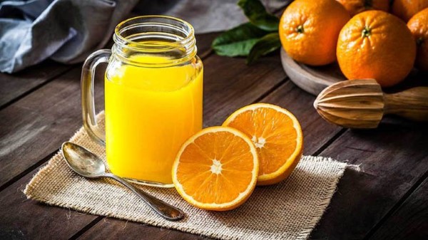Ăn cam tươi hoặc uống nước ép nguyên chất