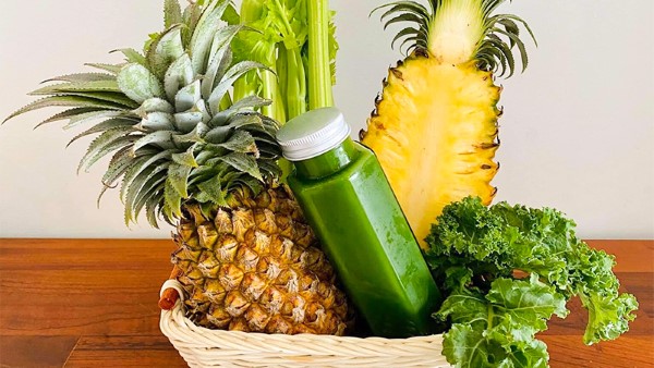 Giảm cân bằng cần tây với cam, dứa và cải bó xôi